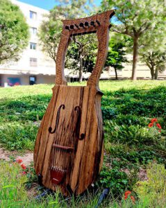 La fabrication d'une lyre sur mesure